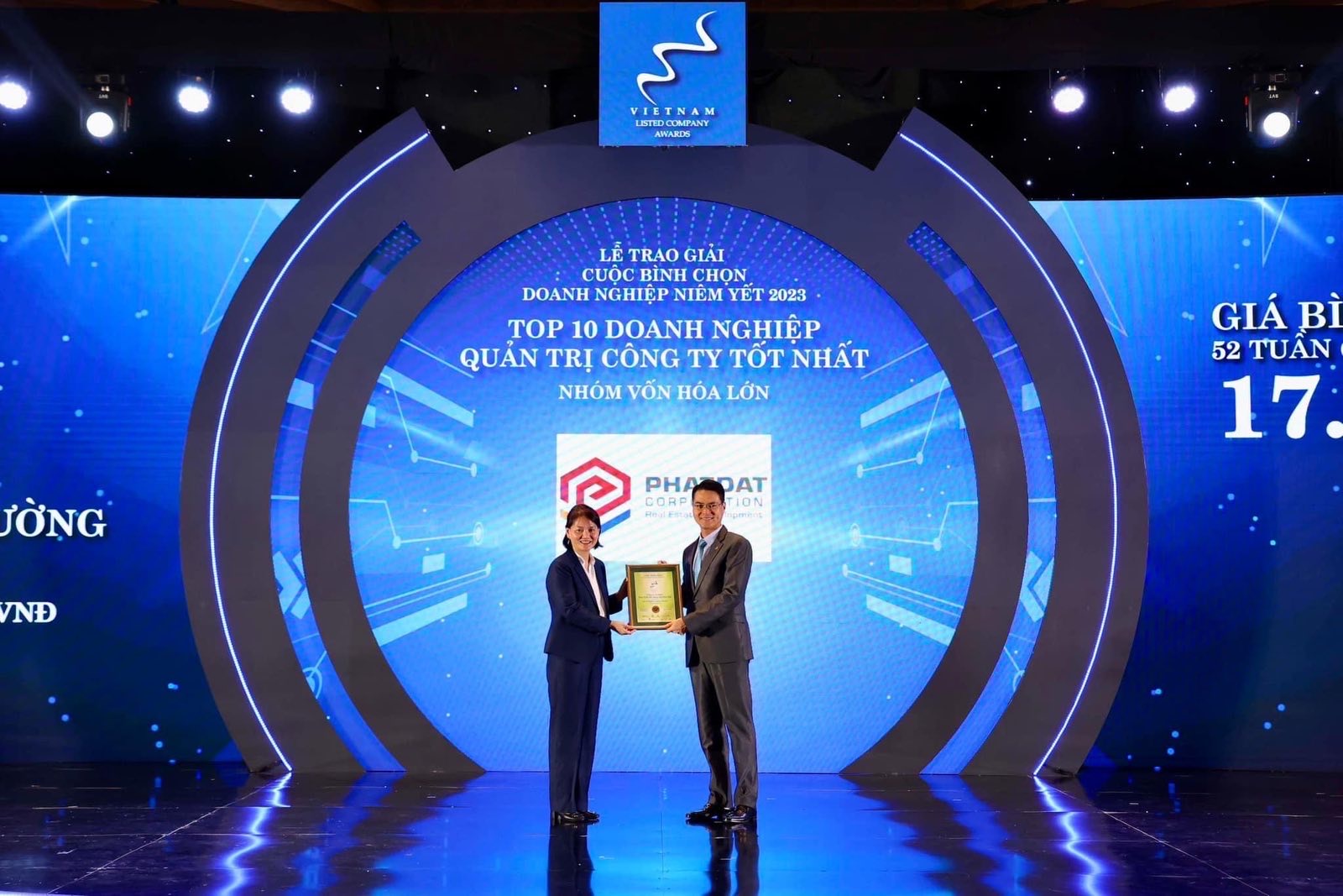 Đại diện Công ty Phát Đạt nhận giải thưởng Top 10 Doanh nghiệp quản trị công ty tốt nhất